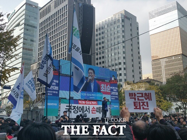 송영길 더불어민주당 의원이 12일 오후 서울 광화문 청계광장에서 열린 박근혜·최순실 게이트 규탄대회에서 발언을 하고 있다./종로=신진환 기자