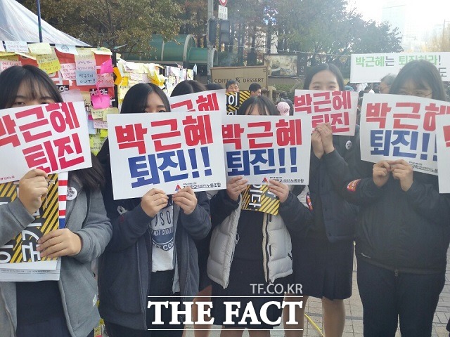 인천 B여고 2년생 학생들이 12일 오후 서울 광화문대로에서 박근혜 대통령의 퇴진을 요구하는 피켓을 들고 있다./종로=신진환 기자