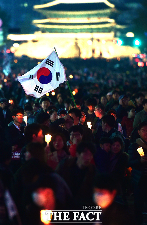 민심은 뜨거웠다. 거리로 모인 100만 명의 촛불민심과 야권은 12일 최순실 게이트 중심에 선 박근혜 대통령의 퇴진을 최후통첩했다. 수만 명의 시민들은 이날 오후 박 대통령의 퇴진을 촉구하며 청와대 향해 행진했다. /배정한 기자