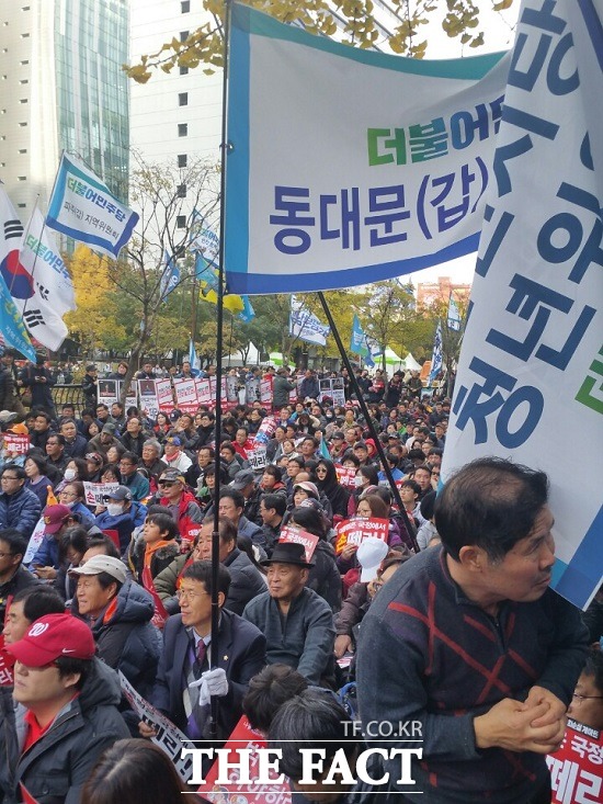 더불어민주당이 12일 오후 서울 광화문 청계광장에서 열린 박근혜·최순실 게이트 규탄대회를 개최한 가운데 행사에 참석한 당원과 시민들이 송영길 의원의 발언을 듣고 있다./종로=신진환 기자