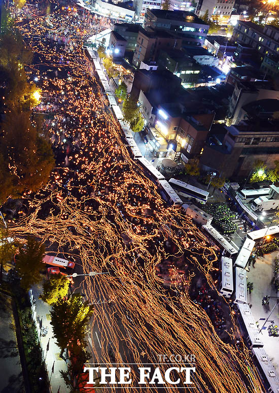 거리로 모인 100만 명의 촛불민심과 야권은 12일 최순실 게이트 중심에 선 박근혜 대통령의 퇴진을 최후통첩했다. 수만 명의 시민들은 이날 오후 박 대통령의 퇴진을 촉구하며 청와대 향해 행진했다. /사진공동취재단