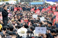 [TF포토] 분노한 시민들과 광화문광장에서 함께하는 김제동