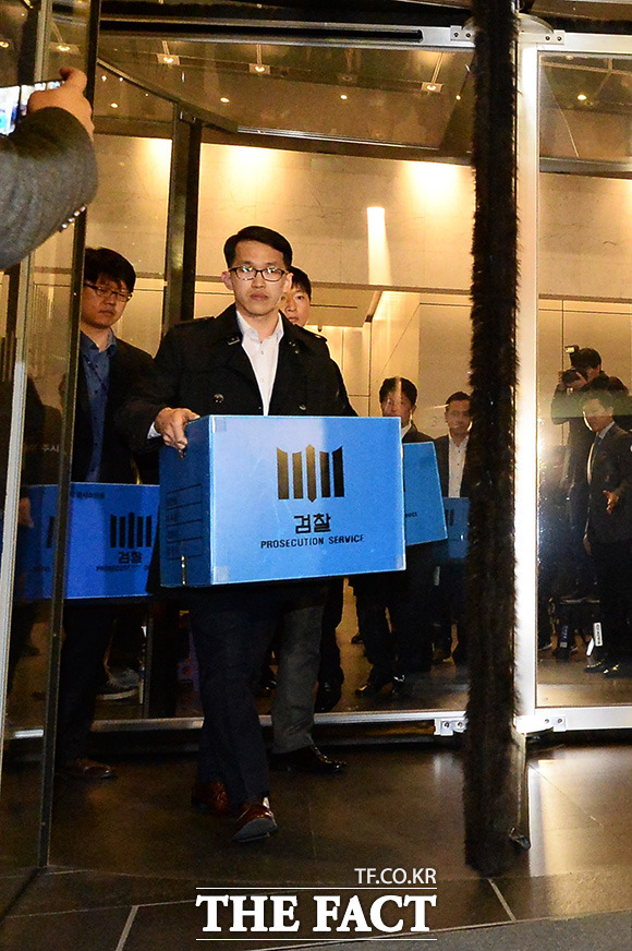 최순실 게이트 의혹을 수사 중인 검찰은 앞서 지난 8일 서울 서초동 삼성 서초사옥 사무실을 압수수색하는 등 삼성의 비선 실세 우회 지원 의혹에 대한 수사에 속도를 높이고 있다.