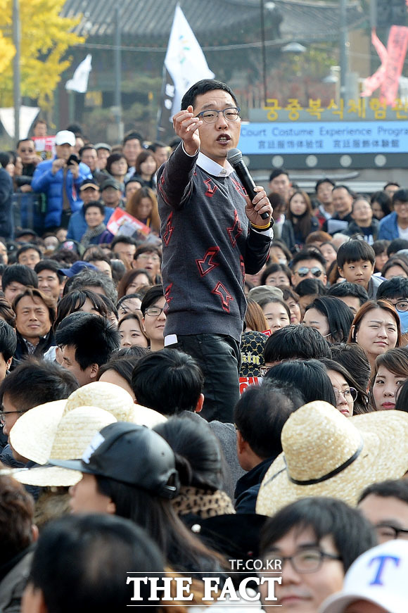 김제동이 12일 오후 서울 종로구 광화문광장에서 열린 민중촐궐기 대규모 촛불집회에 참석해 시민들 사이에서 발언을 하고 있다./남용희 인턴기자