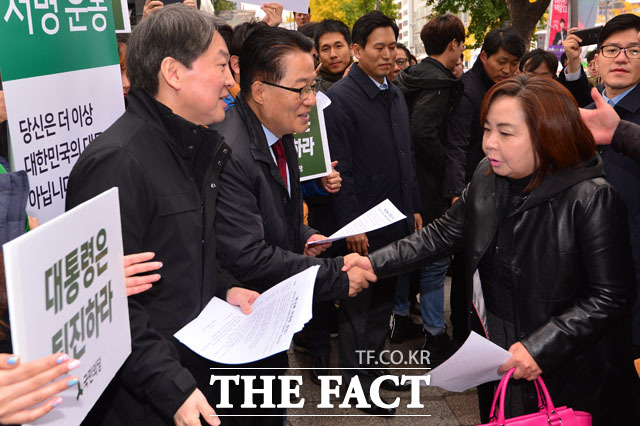 지난 10일 서울 지하철 홍대입구역 9번출구에서 박근혜 대통령 퇴진 서명운동을 독려하는 박지원(오른쪽) 국민의당 비상대책위원장 겸 원내대표와 안철수 전 국민의당 상임공동대표./남윤호 기자