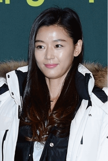 미소 짓고 있는 배우 전지현. 배우 전지현은 지난 9일 네파 따뜻한 세상 캠페인 따뜻한 패딩 전달식에 참석했다. /남용희 인턴기자