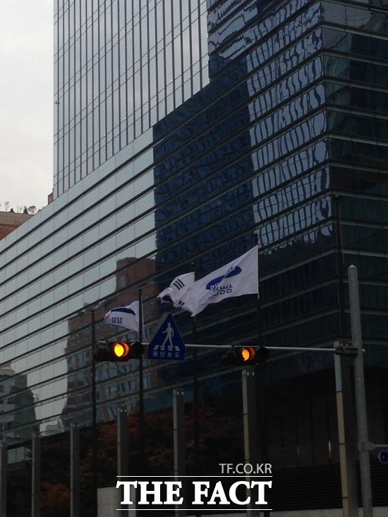 이재용 부회장의 검찰 소환 소식이 알려지자, 삼성 측은  검찰 수사가 진행 중인 사안에 대해 그룹 측에서 별도로 할 얘기는 없다라며 검찰 수사에 적극적으로 협조하겠다는 회사 측의 방침에는 변함이 없다고 조심스러운 반응을 보였다. /성강현 기자