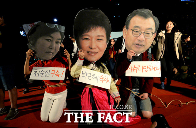 사진은 지난달 29일 최순실 게이트 진상규명 촉구와 박근혜 정부를 규탄하는 모이자! 분노하자! 내려와라 박근혜 시민촛불 집회 당시. /임세준 인턴기자