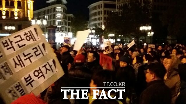 프랑크푸르트에 거주하는 한국 교민들이 박근혜 대통령과 새누리당을 비판하는 피켓을 들고 거리 시위를 하고 있다. /프랑크푸르트 교민 제공