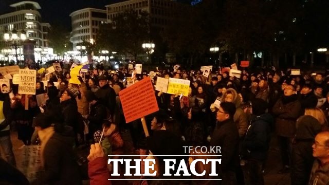프랑크푸르트 교민들이 피켓과 촛불을 들고 박 대통령의 퇴진을 요구하는 집회를 하고 있다. /독일 현지 교민 제공