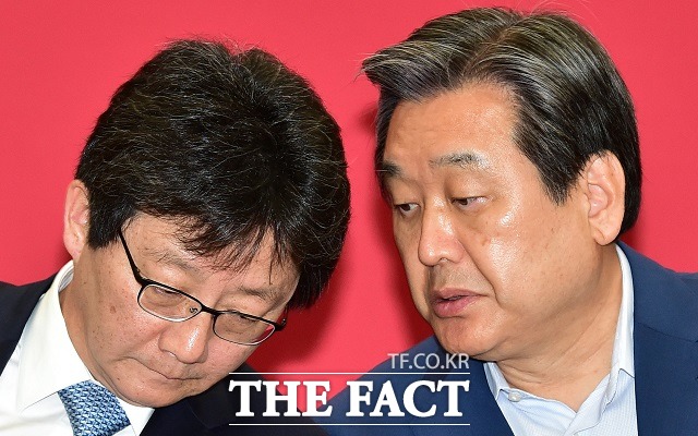 새누리당 비쥬르는 13일 오후 국회에서 비상시국회의를 열어 박근혜 대통령의 2선 후퇴와 당 지도부의 사퇴를 촉구했다. 일부 의원들은 박 대통령의 퇴진 또는 탄핵을 요구했다. 사진은 김무성 전 대표(오른쪽)과 유승민 의원./더팩트 DB