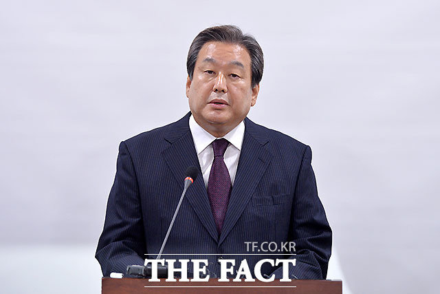 김무성 새누리당 전 대표가 13일 박근혜 대통령의 탄핵을 언급했다. 김 전 대표는 박근혜 대통령은 국민의 이름으로 탄핵의 길로 가야 한다고 본다고 말해 이목을 끌었다. /문병희 기자