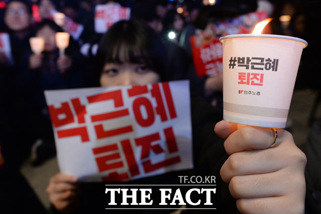 12일 박근혜 대통령 퇴진을 요구하는 민중총궐기 집회에 시민 100만 명이 몰린 후 정치권에선 박 대통령 탄핵론이 제기되고 있다./남용희 인턴기자