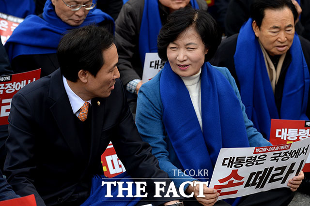 지난 12일 오후 서울 종로구 청계광장에서 더불어민주당 지도부가 박근혜-최순실 게이트 규탄대회를 진행하고 있는 가운데 우상호 원내대표(왼쪽)와 추미애 당대표가 이야기를 하고 있다./임세준 인턴기자