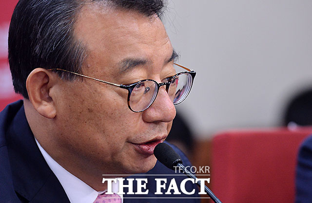 이정현 새누리당 대표가 13일 서울 여의도 새누리당사에서 비공개 최고위원 간담회 직후 브리핑을 통해 거국중립내각이 출범하면 자리에서 즉각 물러나겠다고 밝혔다./문병희 기자