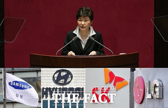 지난해 7월 박근혜 대통령과 비공개 면담을 가진 4대그룹 포함 대기업 총수들이 지난 주말 검찰에 무더기로 소환됐다. 검찰은 정치권력과 경제계의 정경유착 여부를 명명백백하게 밝혀내야 한다./더팩트DB
