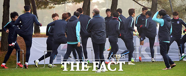 축구 국가대표팀 선수들이 슈틸리케 감독이 지켜보는 가운데 훈련을 하고 있다.