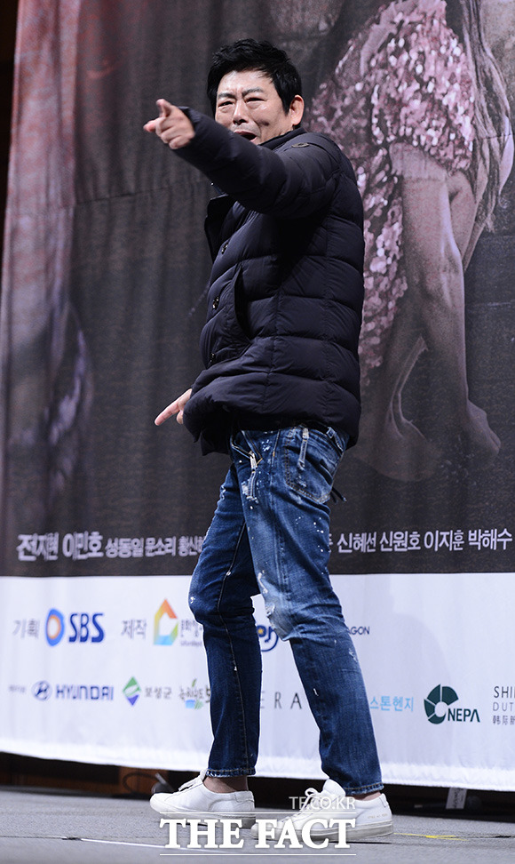 성동일 특이한 포즈. 성동일은 푸른 바다의 전설 제작 발표회 포토타임부터 독특한 포즈를 취했다. /이덕인 기자