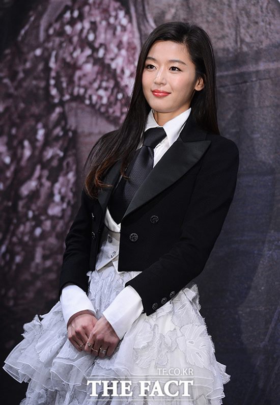 배우 전지현이 SBS 새 수목드라마 푸른 바다의 전설에서 인어 심청 역을 연기한다. /이덕인 기자