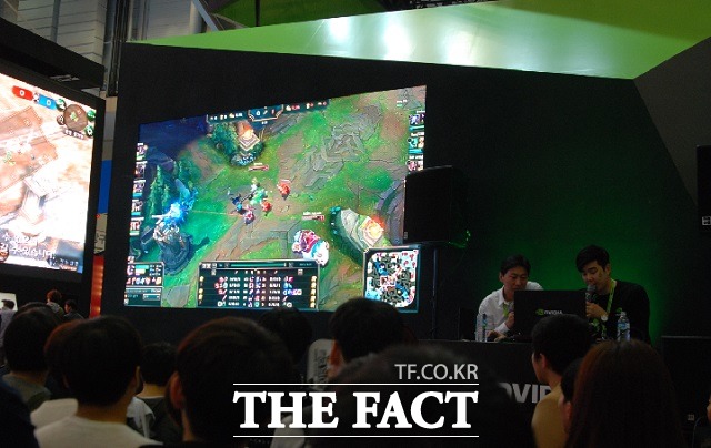 지스타 2015에서 즉석 게임 대회가 열리자 관람객들이 이를 지켜보고 있다.