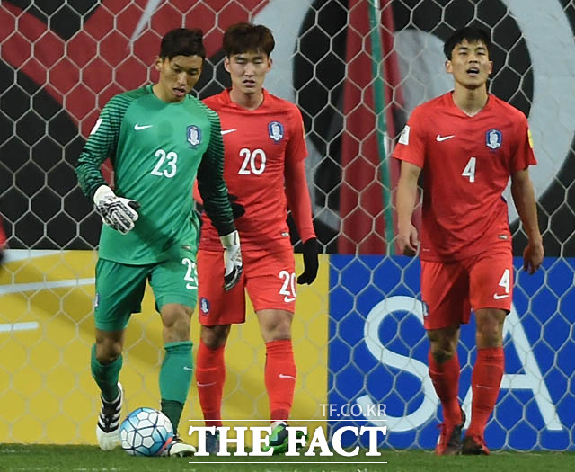 한국이 전반 우즈벡 비크마에프에게 골을 허용하고 있다. 골을 허용한 골키퍼 김승규와 수비수 장현수와 김기희가 허탈해 하고 있다.