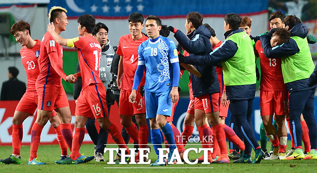 한국이 2-1로 승리를 거둔 가운데 선수들이 포옹을 나누며 기뻐하고 있다.
