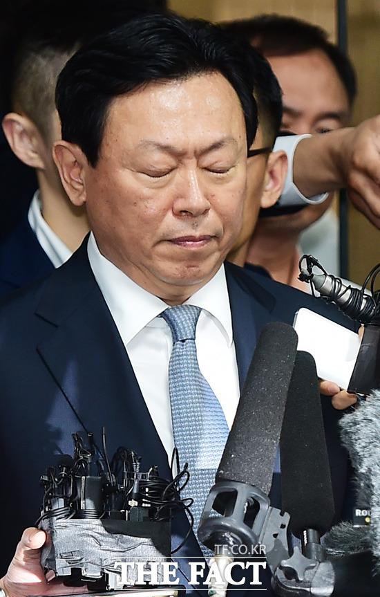 최순실 관련 의혹 검찰 특별수사본부(본부장 이영렬 서울중앙지검장)는 15일 오후 2시 신동빈 롯데그룹 회장을 참고인 신분으로 소환했다. /더팩트