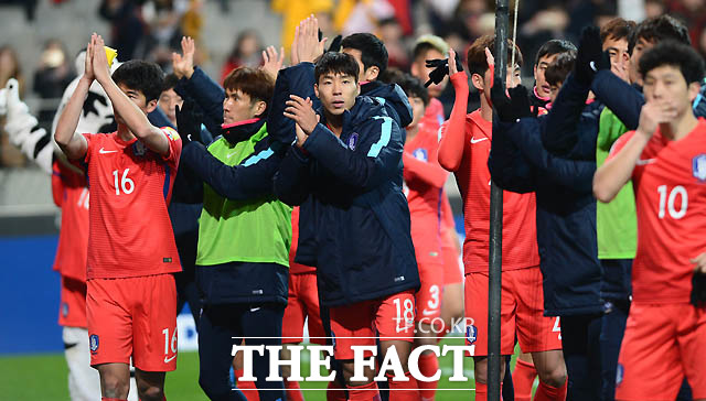 한국이 2-1로 승리를 거둔 가운데 선수들이 팬들에게 인사를 하고 있다.