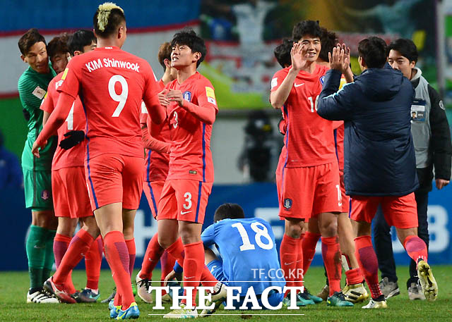 한국이 2-1로 승리를 거둔 가운데 선수들이 포옹을 나누며 기뻐하고 있다.