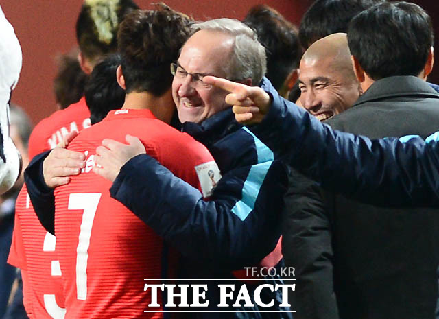 한국이 2-1로 승리를 거둔 가운데 슈틸리케 감독이 손흥민과 포옹을 나누며 기뻐하고 있다.