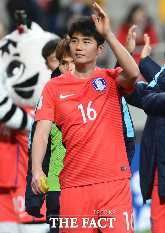 한국이 2-1로 승리를 거둔 가운데 기성용이 팬들에게 인사를 하고 있다.