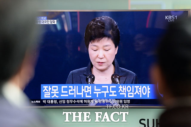 비선 실세 최순실 씨 국정 농단 의혹을 수사하고 있는 검찰과 조사를 앞둔 박근혜 대통령 측 변호인과 온도 차를 보인다. 검찰은 속도를 내야 하는 상황이지만, 박 대통령 측이 시간을 달라고 요청했다. 사진은 지난 4일 박 대통령의 대국민 담화 뉴스를 지켜보는 시민들. /남용희 인턴기자