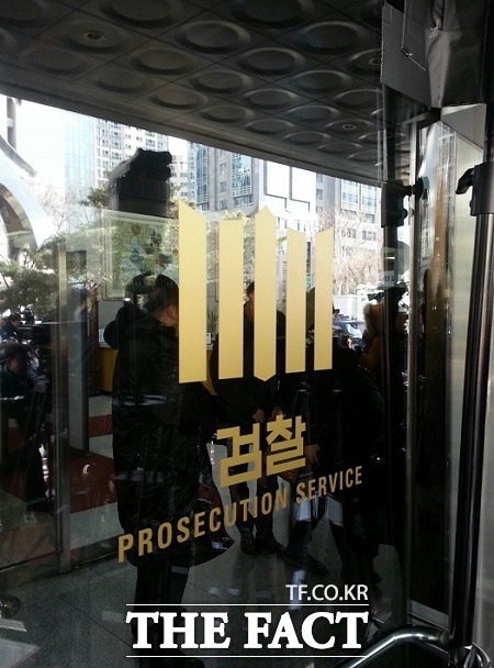 최순실 게이트를 수사 중인 검찰이 15일 삼성그룹 계열의 광고기획사인 제일기획 사무실을 압수수색하고 있다. /더팩트 DB