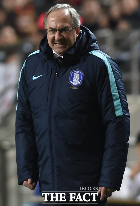 한국 슈틸리케 감독이 0-1로 뒤진 후반 안타까운 표정으로 경기를 지켜보고 있다.