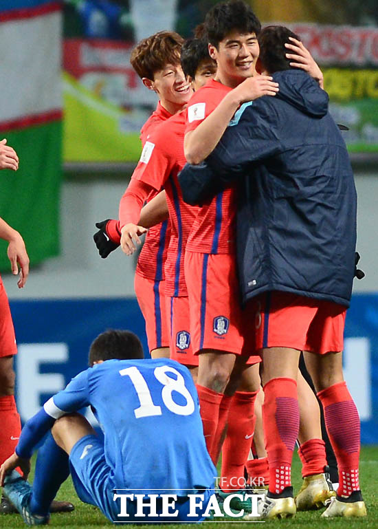 한국이 2-1로 승리를 거둔 가운데 기성용이 동료들과 포옹을 나누며 기뻐하고 있다.