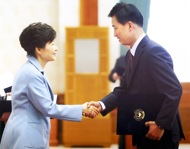 유영하(오른쪽) 변호사는 검찰이 일방적으로 일정을 통보해 맞춰달라고 했다. 물리적으로 전날 선임돼 사건 검토하는데 상당한 시간이 필요하다며 검찰 조사를 늦춰야 한다고 밝혔다. /유영하 변호사 페이스북