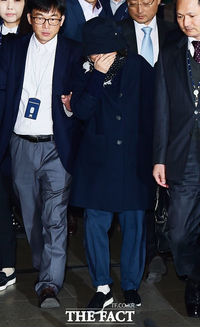 검찰은 유 변호사의 요청을 일단 받아들였다. 다만, 늦어도 17일까지는 박 대통령에 대해 조사를 해야 한다는 의견을 밝혔다. 사진은 지난달 31일 서울중앙지검에 출두한 최순실 씨. /배정한 기자