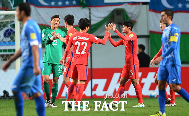 한국이 2-1로 승리를 거둔 가운데 선수들이 하이파이브를 나누며 기뻐하고 있다.