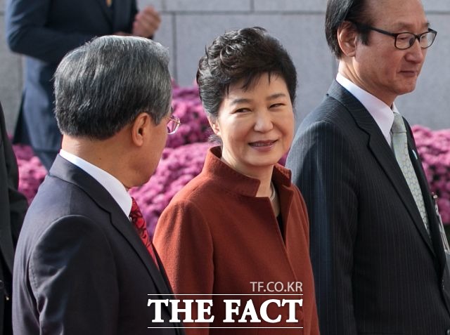 박근혜 대통령이 부산 엘시티 비리사건에 대한 철저한 수사를 지시한 가운데 최순실 게이트 물타기 아니냐는 반발이 거세지고 있다./배정한 기자