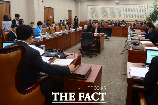 국회 법제사법위원회는 17일 오후 전체회의를 열고 ‘박근혜 정부의 최순실 등 민간인에 의한 국정농단 의혹 사건 규명을 위한 특별검사의 임명 등에 관한 법률안’을 가결했다. /남윤호 기자