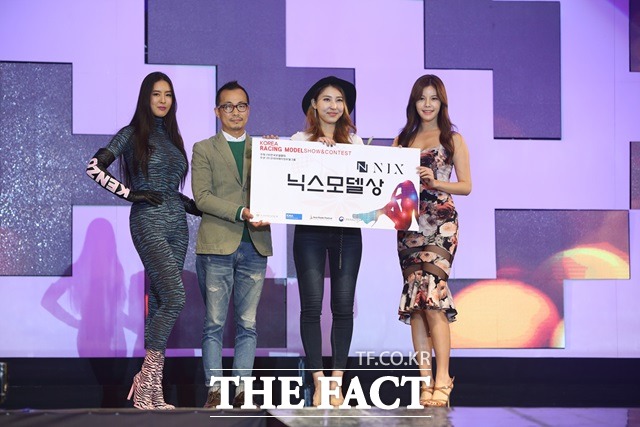 닉스모델상을 수상한 엘라(중앙)와 레이싱모델 문세림과 케이 브랜즈 현동식 이사(좌), 레이싱모델 이새나(우) /진영석 기자