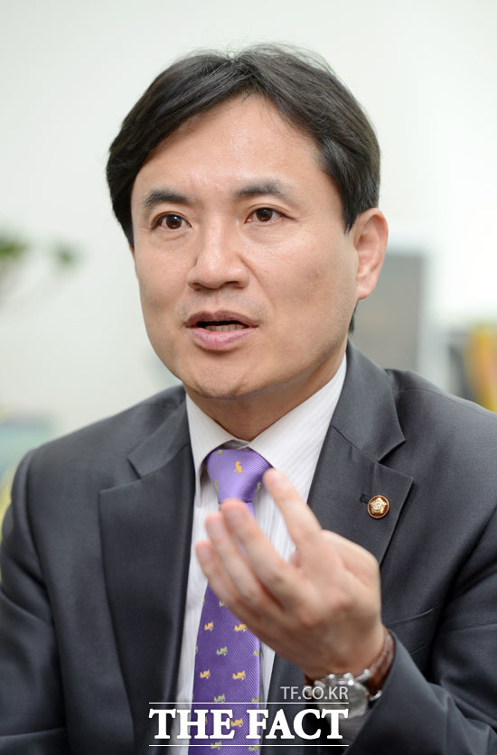 김진태 새누리당 의원이 17일 촛불집회는 결국 바람에 꺼질 것이라고 말해 논란을 불러일으켰다. /더팩트DB