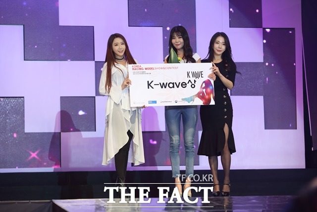 K-WAVE상 김세나(중앙)와 레이싱모델 김하음(좌), 엄지아(우). /진영석 기자