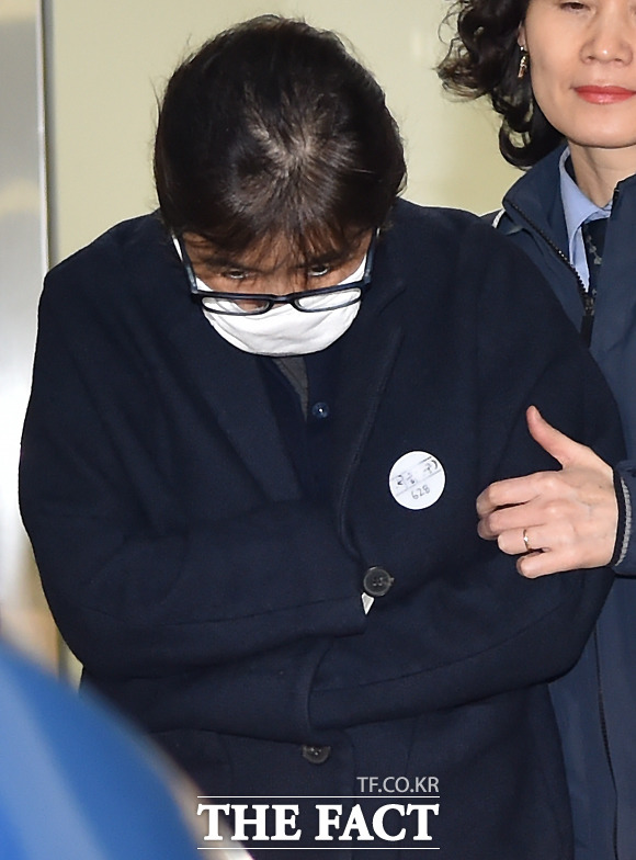 최순실 특검법은 수사 대상을 사실상 무제한으로 하고 있다. 수사대상으로는 청와대 문건 유출과 인사개입, 미르·K스포츠 재단 모금 관련 의혹, 정유라 이화여대 특혜 의혹 등 15가지를 명시했다. 사진은 지난 9일 최 씨가 서울중앙지검 조사 후 호송차로 이동하는 모습. /이새롬 기자