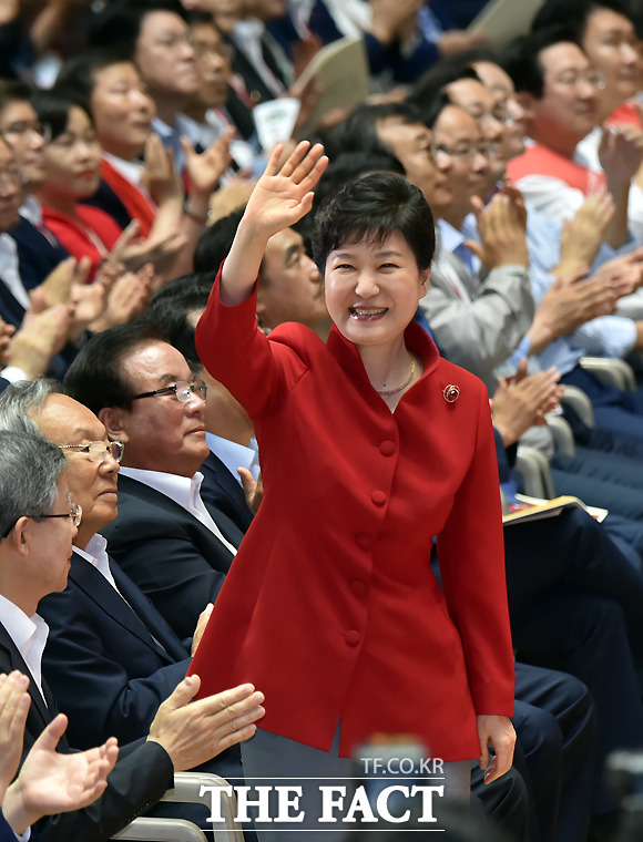 박근혜 대통령, 태반 주사 의혹. 박근혜 대통령이 태반주사 등 각종 주사제를 최순실 씨 자매 이름으로 대리 처방 받은 의혹이 최근 계속 불거지고 있다./더팩트DB