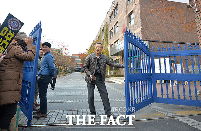 입실 시간이 끝나자 고사장 문이 닫히고 있다.