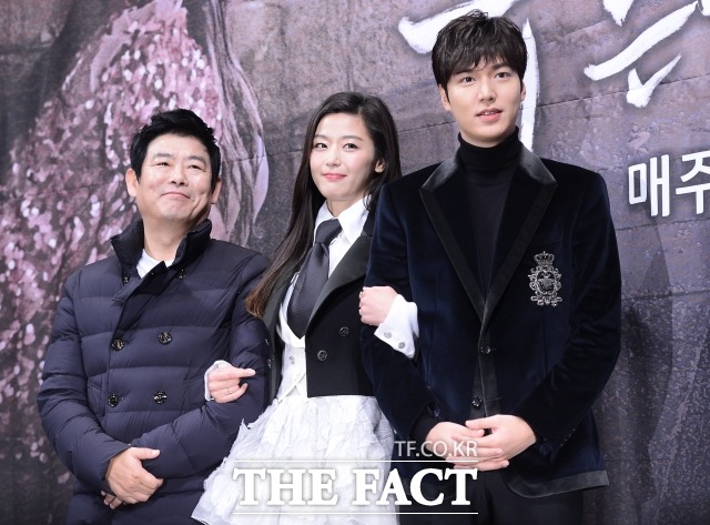 푸른 바다의 전설 배우 성동일-전지현-이민호. 17일 시청률 조사회사 닐슨코리아에 따르면 전날 첫 방송된 SBS 새 수목드라마 푸른 바다의 전설은 시청률 16.4%를 기록했다. /이덕인 기자