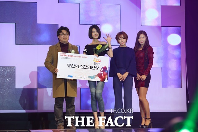 동안미소한의원상 유하랑(중앙)과 동안미소한의원 김진혁 원장(좌), 레이싱모델 차혜리, 김혜림(우) /진영석 기자