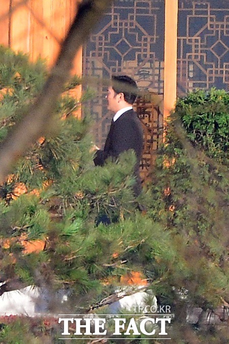 지난해 추모식에서 업무용 차량인 체어맨을 타고 선영을 찾은 이재용 부회장은 이번 행사에서는 어머니인 홍라희 리움 관장과 이부진 호텔신라 사장, 이서현 삼성물산 패션부문 사장과 함께 검정색 밴을 타고 선영을 찾았다. (지난 2014년 추모식에서 선영을 찾은 이재용 부회장의 모습) /더팩트 DB