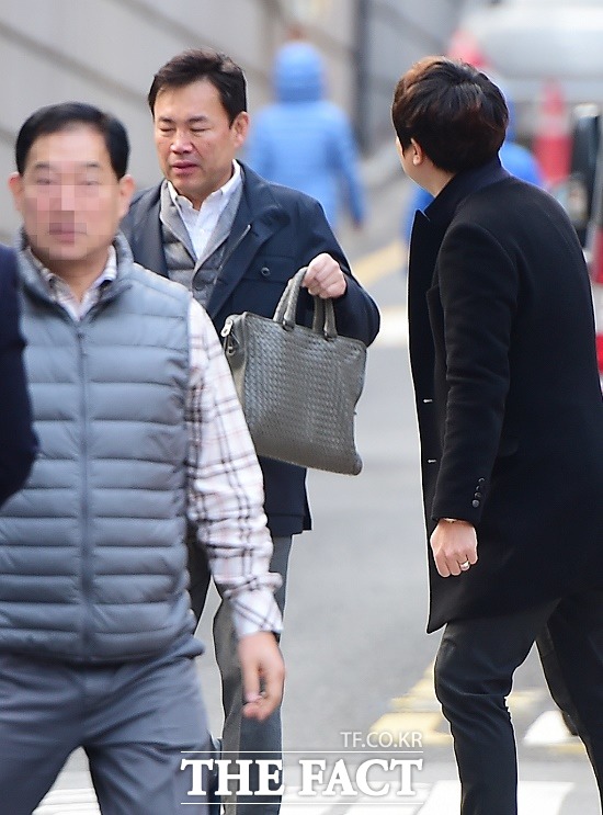 송하경 대표가 취재진의 질문에 얼굴을 찌푸리면서 외면하고 있다.
